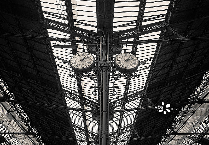法国巴黎里昂车站内的两个对称时钟图片素材