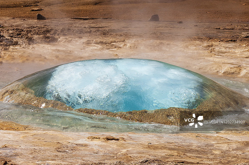 冰岛盖锡尔间歇泉的斯特罗库尔间歇泉喷发图片素材