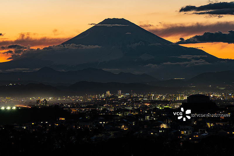 富士山与日本神奈川县的住宅区图片素材