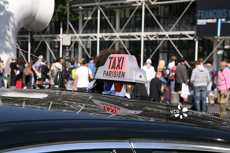 法国巴黎出租车上的出租车牌照细节图片素材