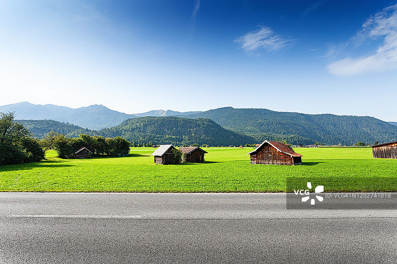 道路旁小屋林立的巴伐利亚风景侧视图图片素材