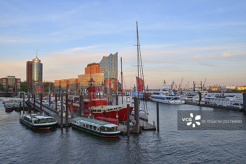 日落时的易北爱乐厅和尼德哈芬图片素材