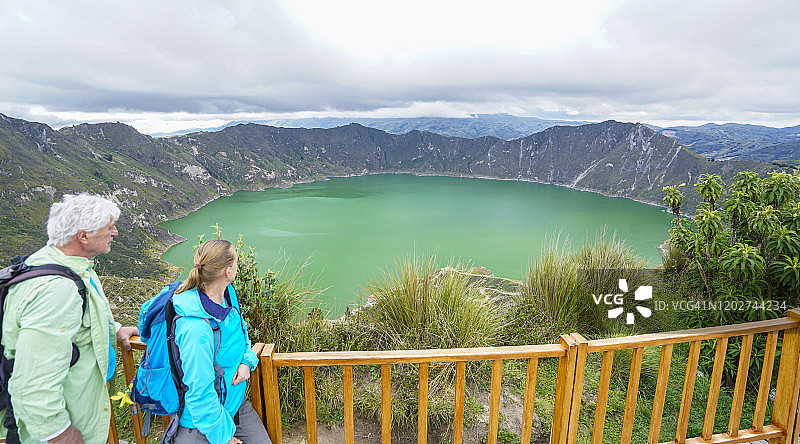 在基洛托阿火山的火山口一对年长的夫妇的侧面照图片素材