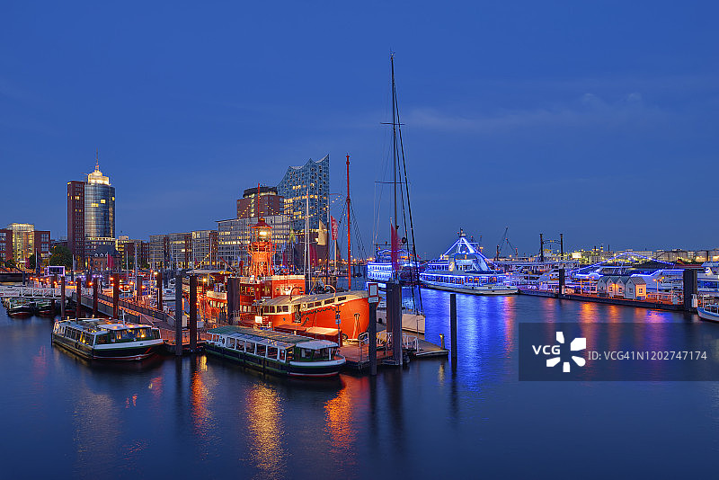 易北爱乐音乐厅和尼德哈芬在黄昏时分被照亮图片素材