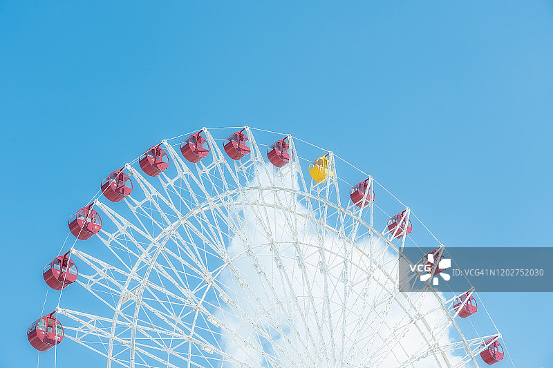 日本冲绳蓝天下的简约摩天轮图片素材