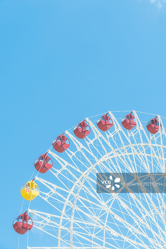 日本冲绳蓝天下的简约摩天轮图片素材