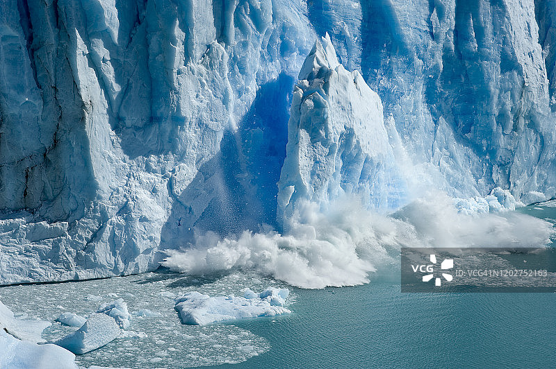 阿根廷埃尔卡拉法特冰川国家公园的莫雷诺冰川崩解图片素材