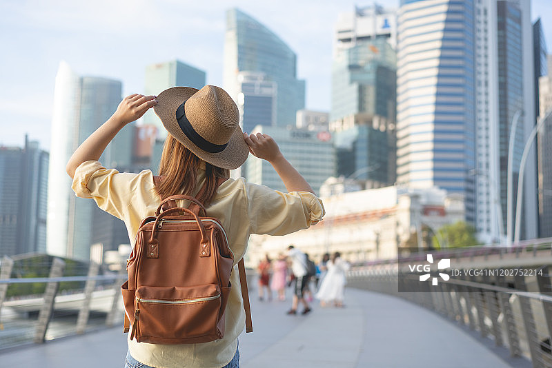 女游客在新加坡街头旅行图片素材