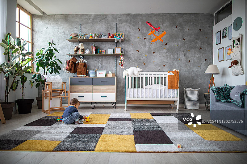 在地板上玩耍的男婴图片素材