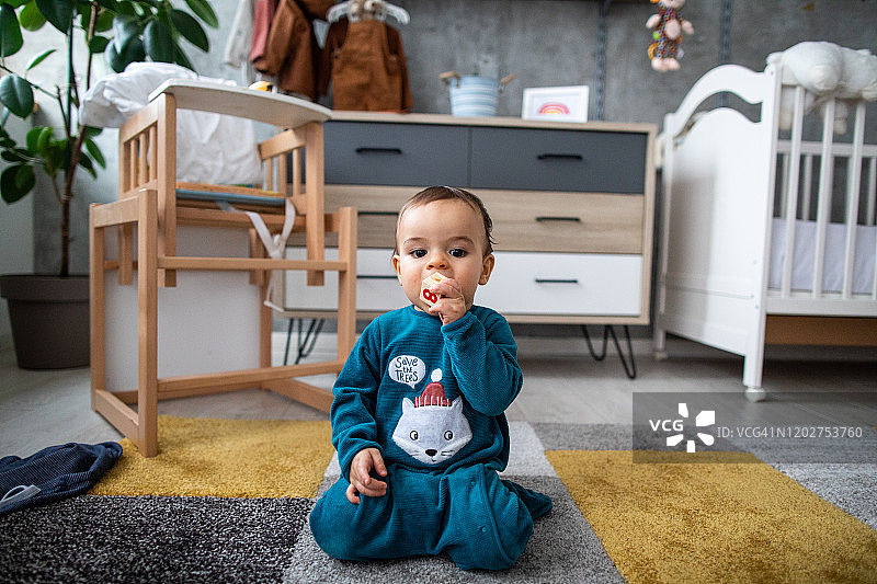 男婴啃咬木制积木图片素材