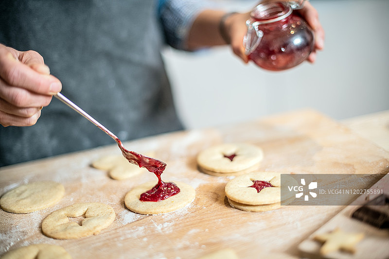 在家烘焙的女人：准备饼干图片素材