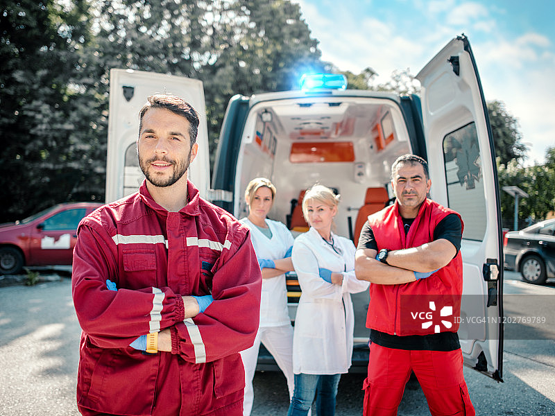 急诊医生和护理人员与救护车图片素材