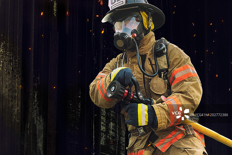 消防员操作消防水管图片素材