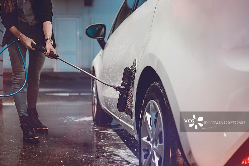 夜晚洗车图片素材