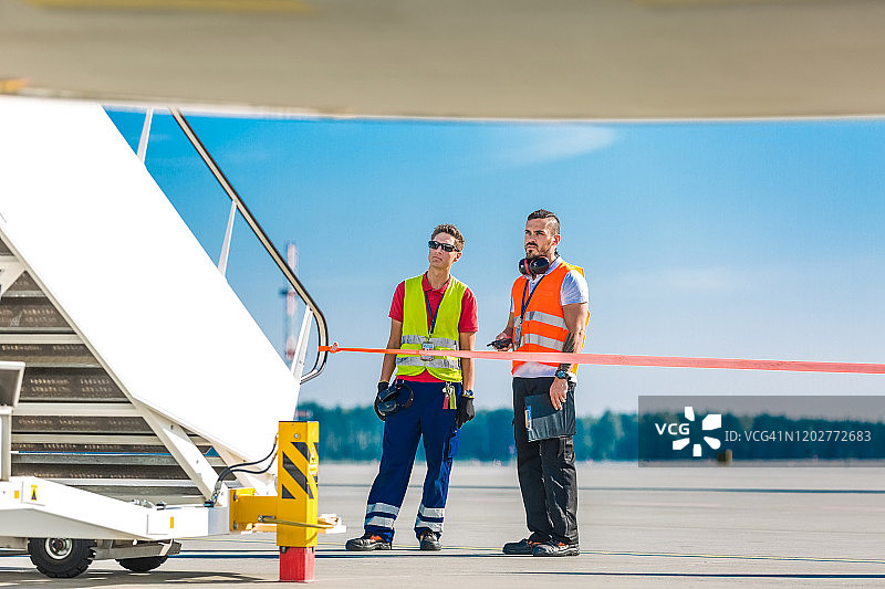 飞机旁的机场服务人员图片素材