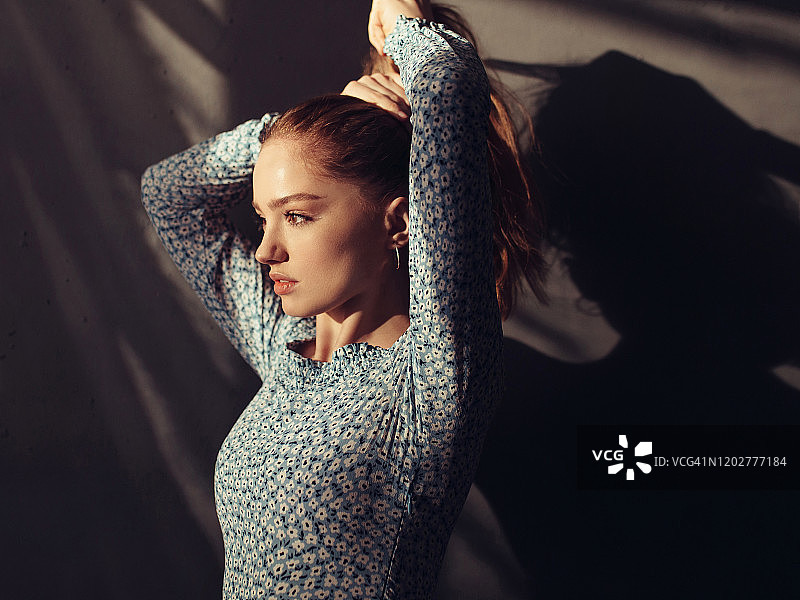 扎头发的年轻红发女人图片素材