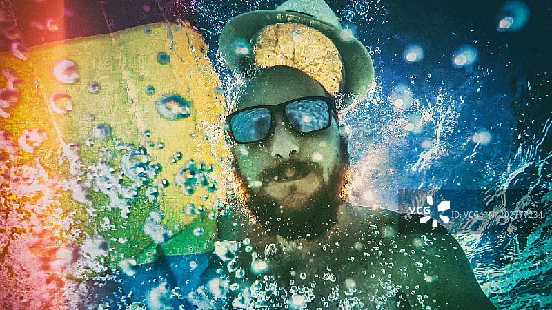 男人掉进游泳池：夏季欢乐氛围图片素材