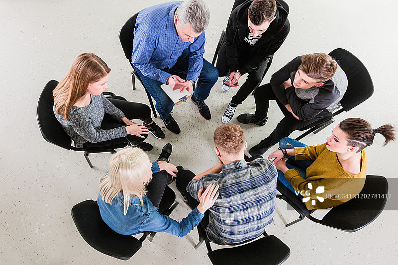 年轻学生和理疗师的高角度视图图片素材