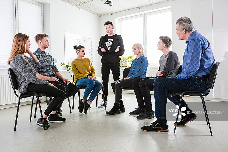 男人向朋友和治疗师倾诉烦恼图片素材