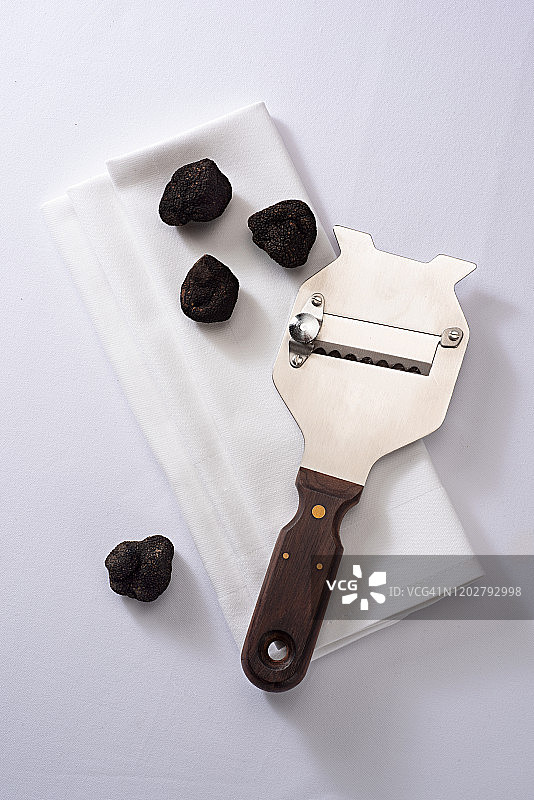 带松露刨刀的黑松露图片素材