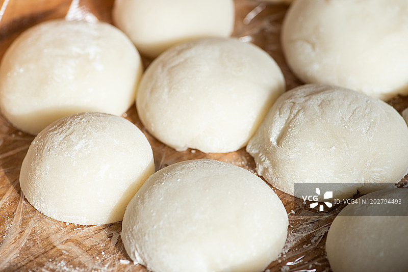 一家人在新年到来前制作麻糬图片素材