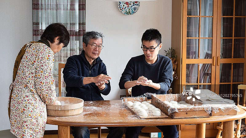 一家人在新年到来前制作麻糬图片素材