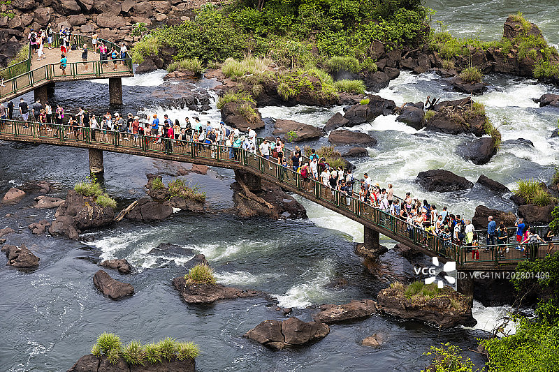 阿根廷伊瓜苏瀑布与游客图片素材