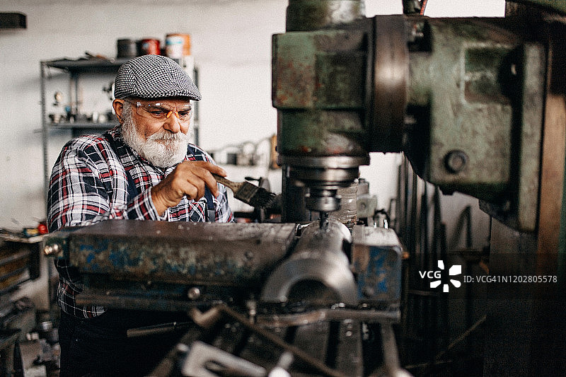 车间手动控制钻孔图片素材