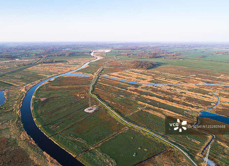 空中俯瞰河流高压电线自然保护区图片素材