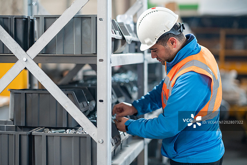 仓库男工人在工厂检查货物图片素材
