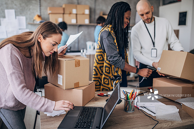 分拣订单准备发货的电商员工图片素材