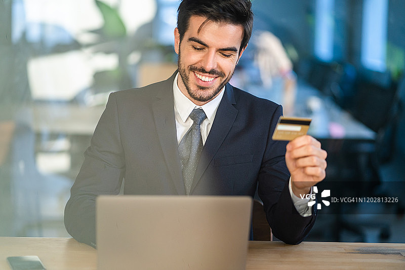 商人用信用卡进行网上购物图片素材