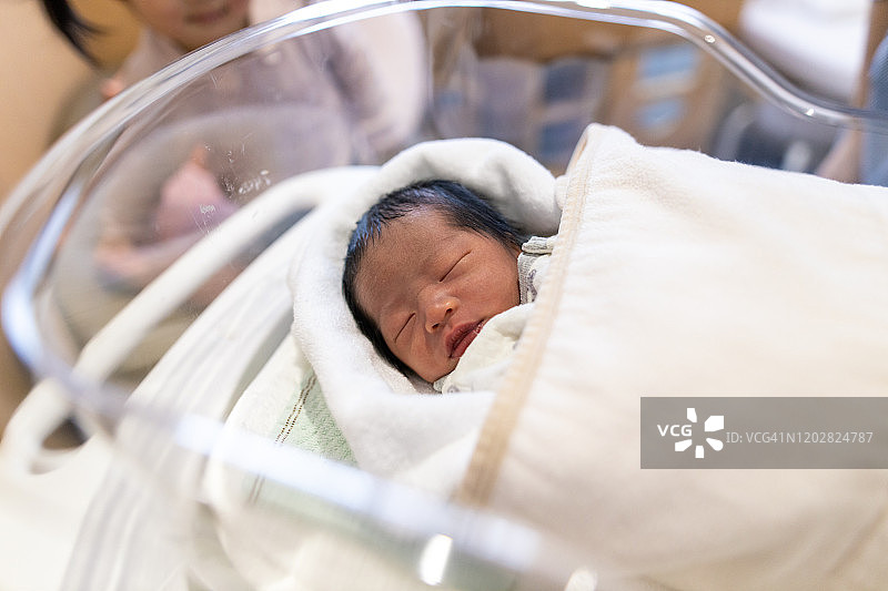 新生男婴图片素材