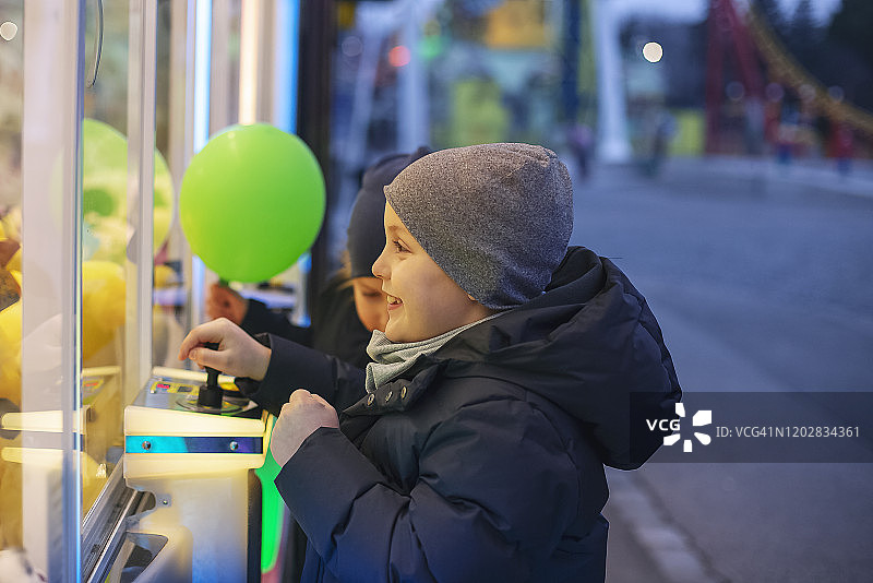 游乐场里的两个男孩图片素材