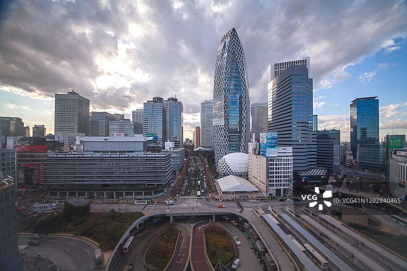 新宿街景与繁忙的交通图片素材