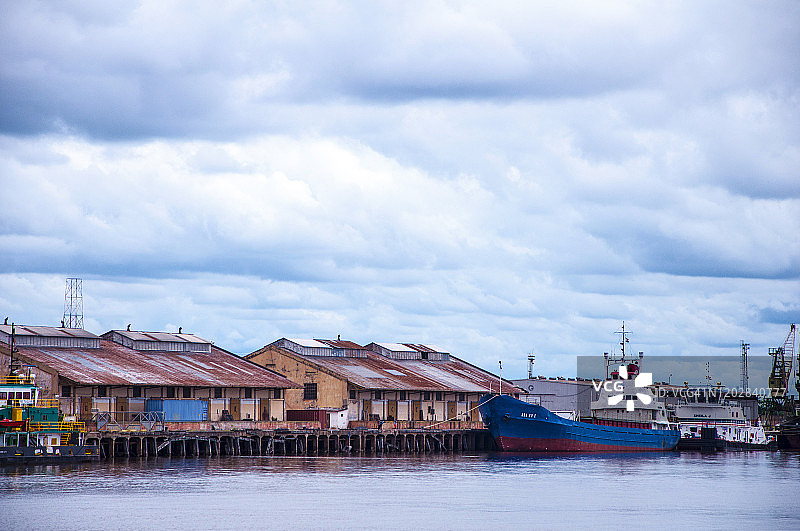 阴天下的港口及其船只景色，巴拉圭亚松森图片素材