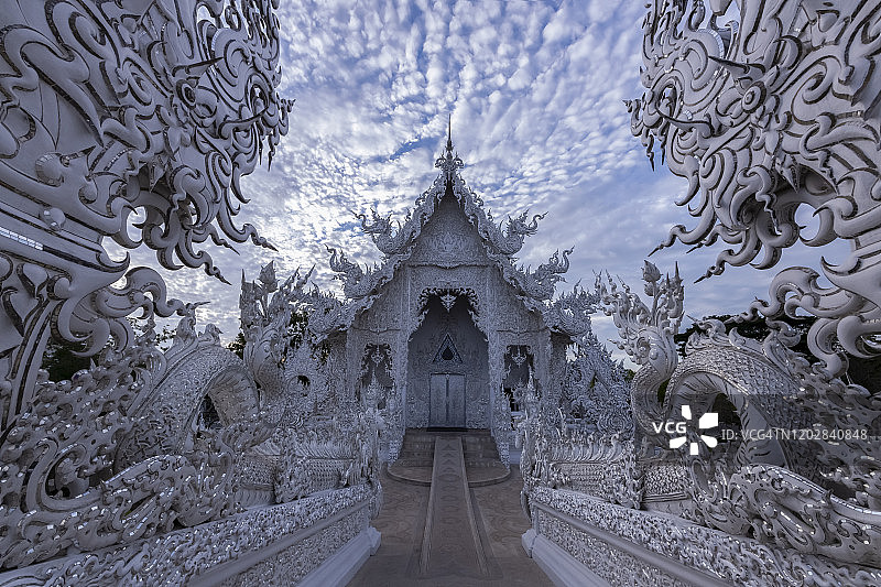 泰国清莱府最美的白色寺庙：白龙寺图片素材