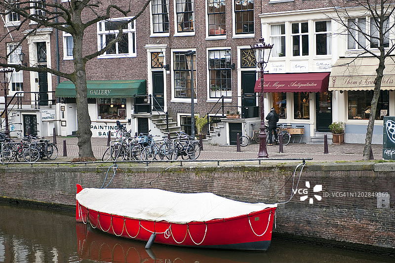 荷兰阿姆斯特丹运河上的红船图片素材