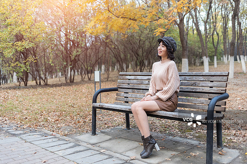 秋日里打电话的美女图片素材