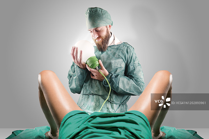 医生和女人：灯泡的诞生图片素材