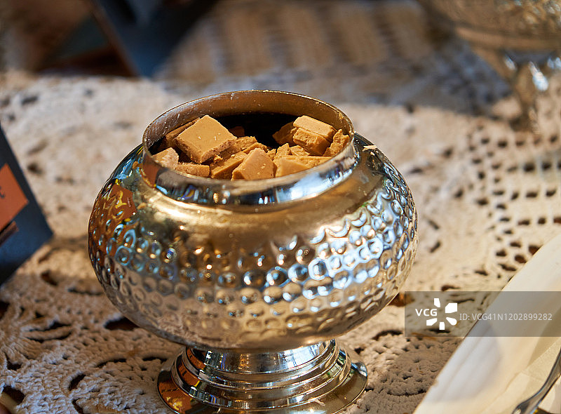 银色金属碗里的巧克力甜点图片素材