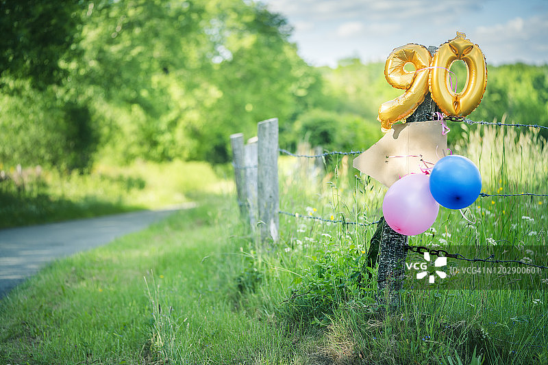 生日派对指示牌、气球和数字90图片素材
