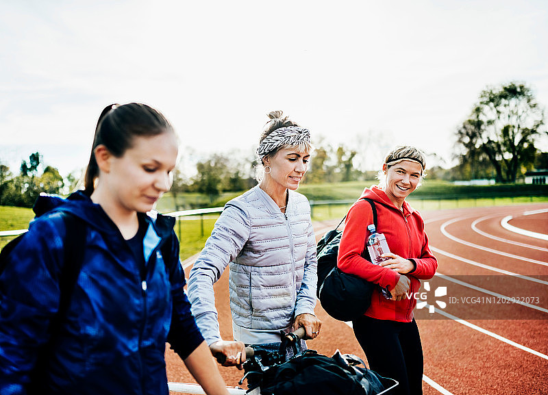 三名健身爱好者准备在户外一起锻炼图片素材