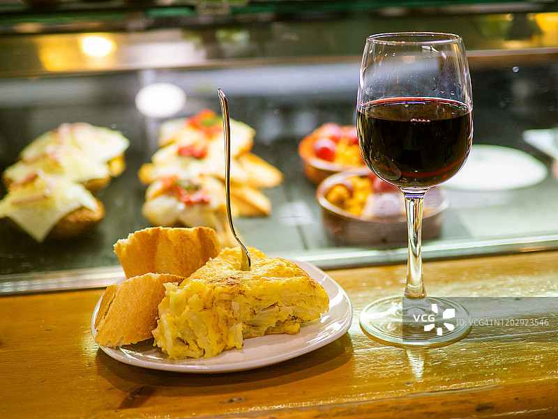 西班牙煎蛋卷与红酒杯图片素材