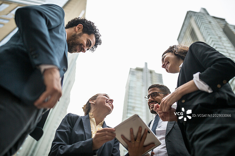 女队长指导她的团队图片素材