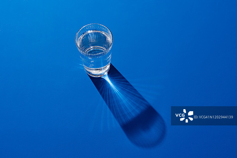 深蓝色背景下的一杯水图片素材