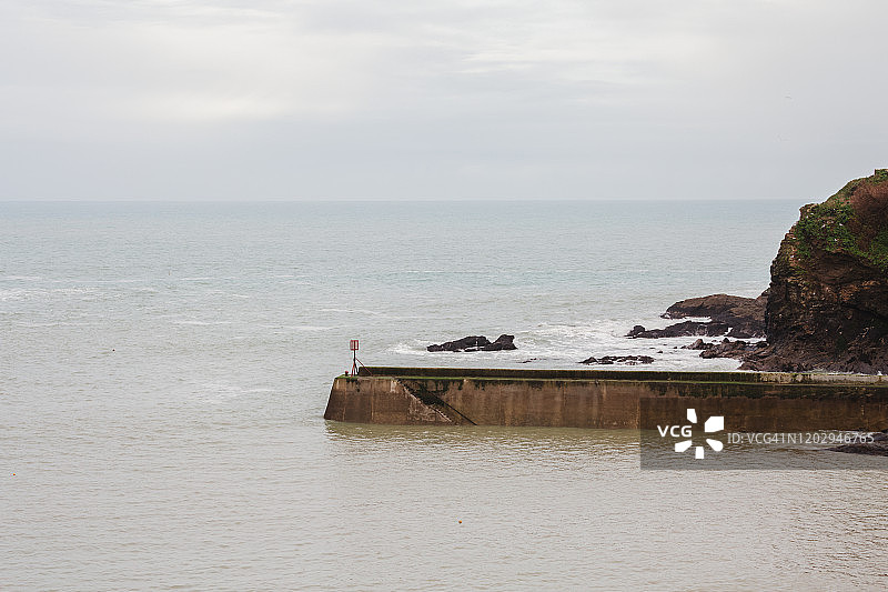 冬季艾萨克港的港口墙图片素材