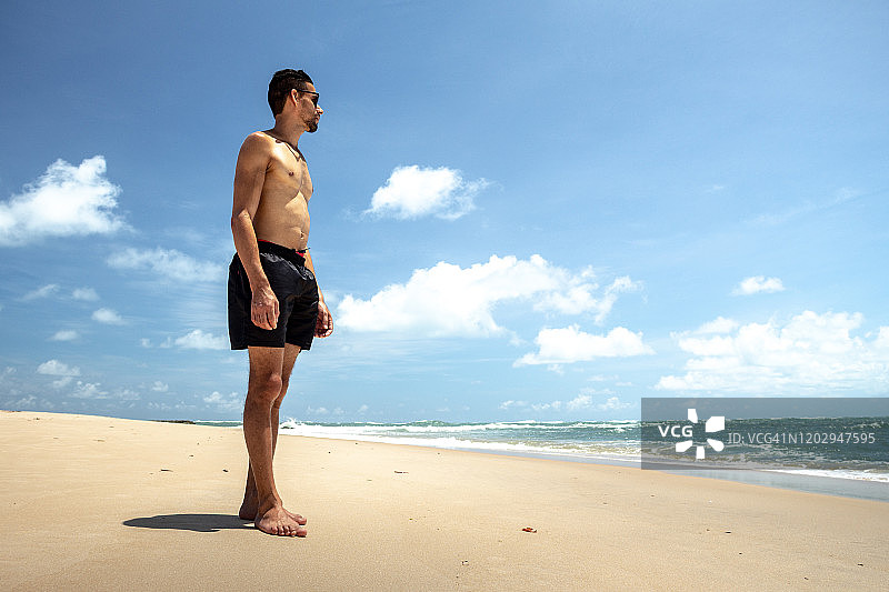 年轻男人在海滩享受假期图片素材