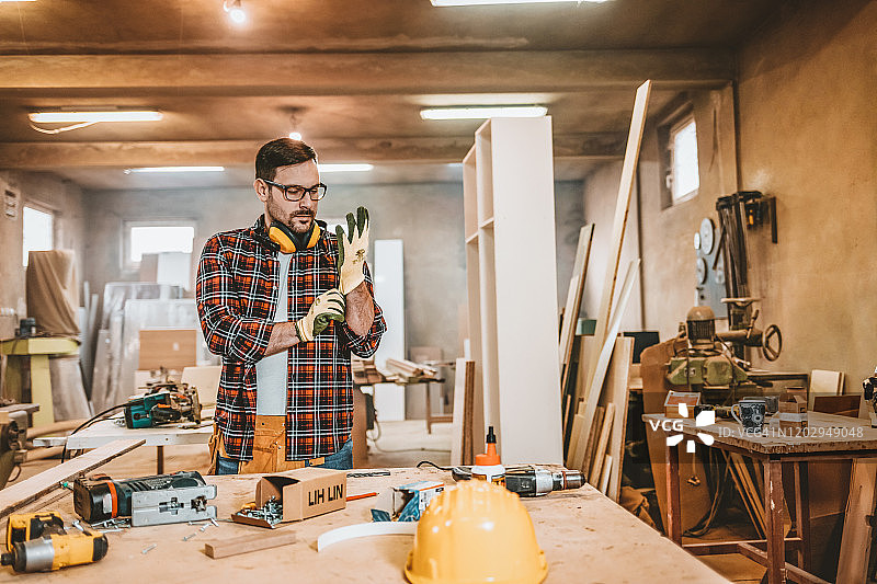 男木匠戴上防护手套图片素材