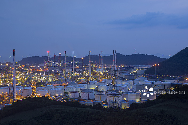 炼油厂的储油罐和化学品储罐图片素材